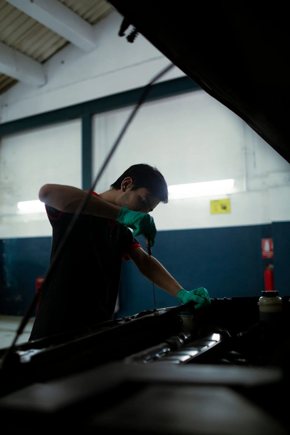Mecánico revisando aceite del motor