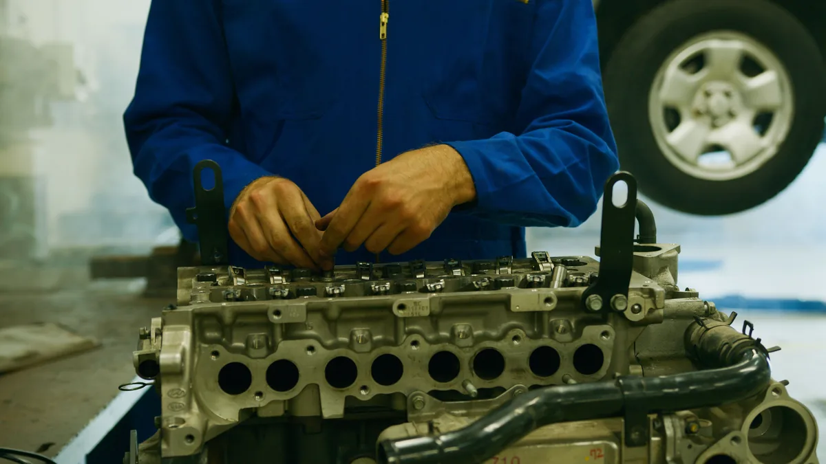 Trabajo sobre culata de motor