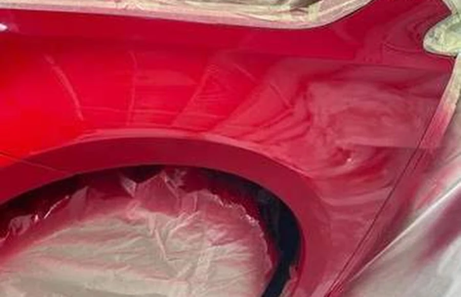 Trabajo de pintura y desabolladura automotriz