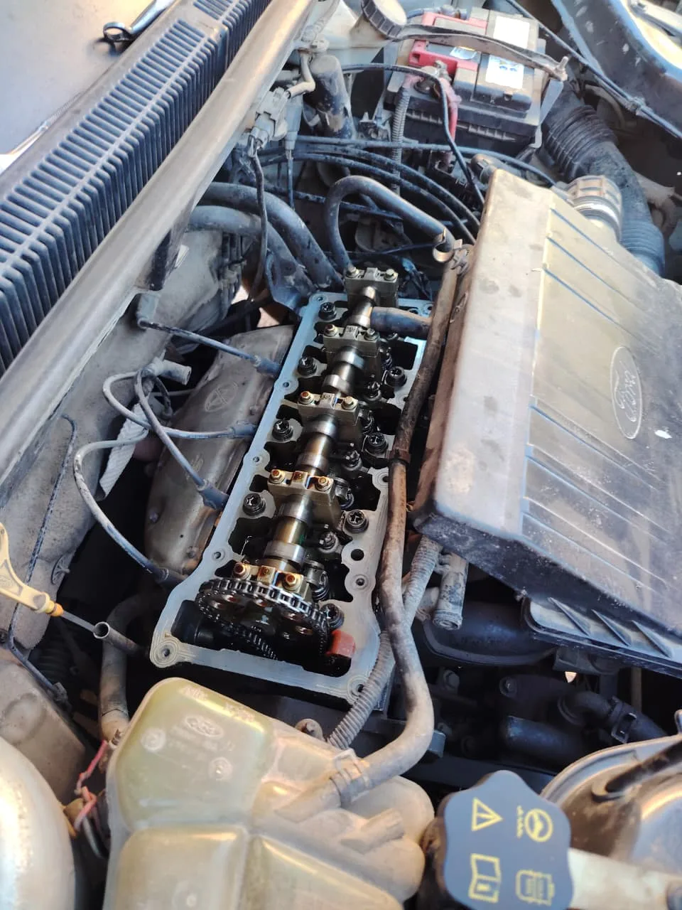 Motor Ford EcoSport con tapa retirada