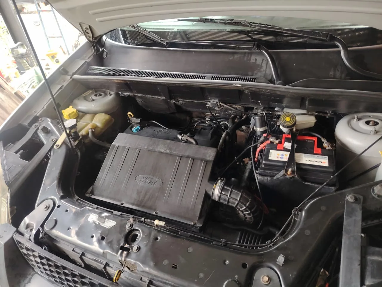 Compartimiento de motor Ford EcoSport durante el trabajo