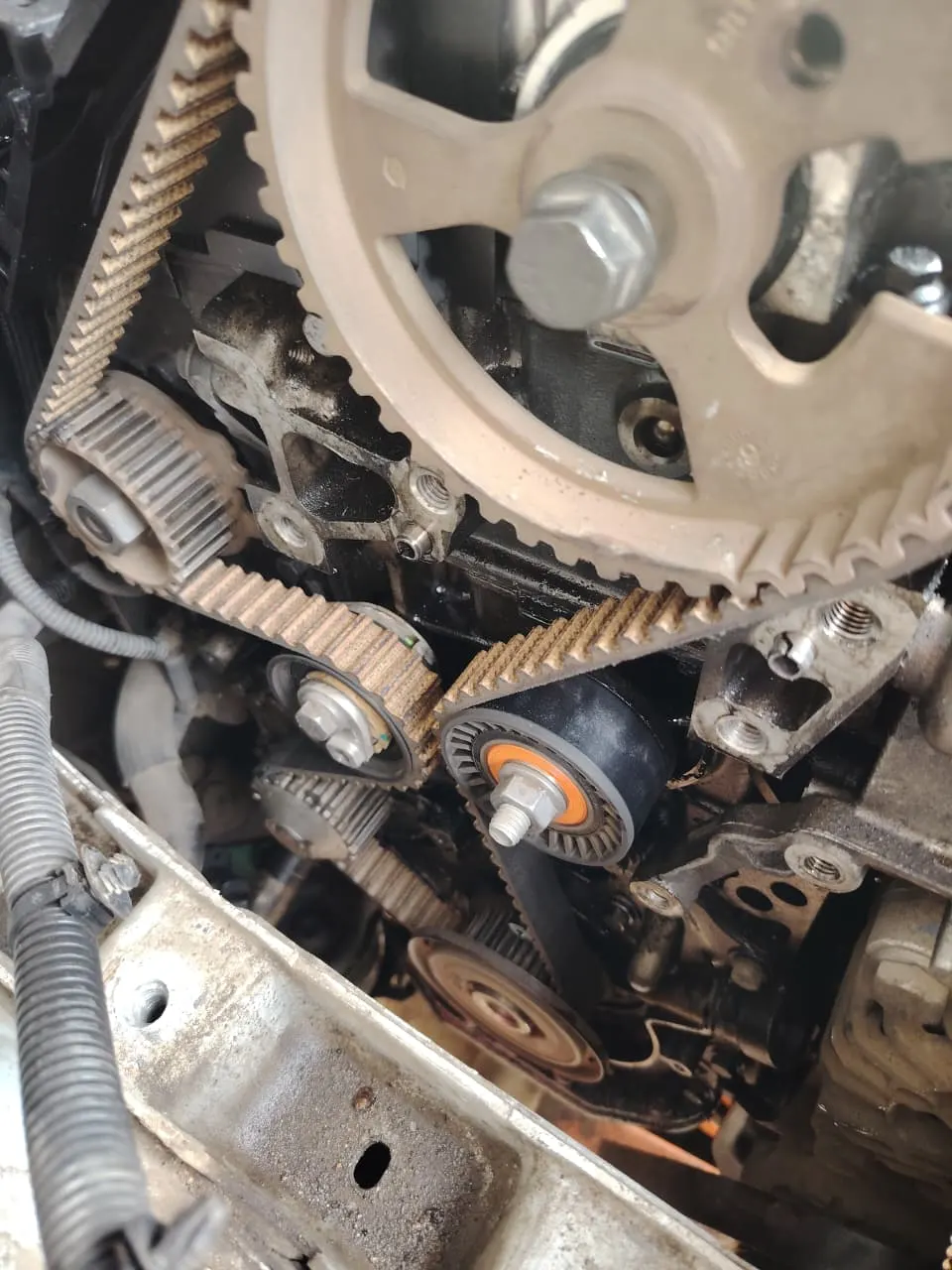Sistema de distribución Peugeot 3008 durante reparación